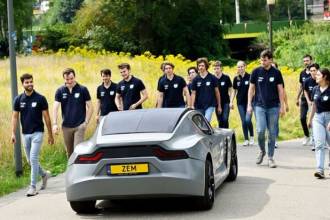 Студенты Технологического университета Эйндховена, Нидерланды, создали автомобиль Zero Emission Mobility (ZEM), который улавливает углекислый газ (CO2), питается от литий-ионного аккумулятора и сделан в основном из переработанного пластика.