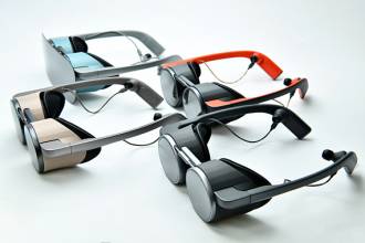 Корпорация Panasonic представила первые в мире* очки виртуальной реальности, поддерживающие изображение сверхвысокой четкости и High Dynamic Range (HDR). Гаджет так же прост и удобен в использовании, как обычные солнечные очки. Премьера состоялась на международной выставке CES 2020 в Лас-Вегасе, США.
