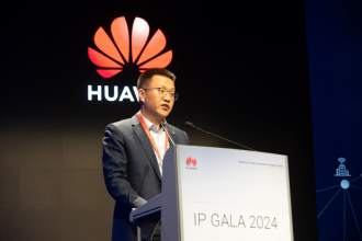 Во время Всемирного конгресса MPLS SD & AI Net World Congress 2024 компания Huawei успешно провела саммит IP GALA на тему «Внедрение Net5.5G в реальность, стимулирование нового роста». На саммите собрались гости из операторов, организаций по стандартизации и отраслевых организаций, чтобы обсудить основные темы, такие как развертывание приложений Net5.5G, инновации сценариев и целевая сетевая архитектура. Ведущие операторы, такие как vivo Brazil, Telecom Argentina и Algeria Telecom, поделились своими сетевыми приложениями и инновационными практиками ключевых технологий, таких как 400GE, SRv6, нарезка и цифровая карта сети в сценариях конвергентной транспортировки Net5.5. Это указывает на то, что конвергентная транспортировка Net5.5 развертывается более быстрыми темпами для поддержки нового роста услуг операторов.
