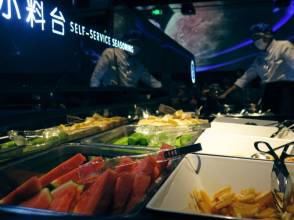 Крупная китайская сеть ресторанов Haidilao International Holding Ltd заменит своих поваров и официантов роботами.