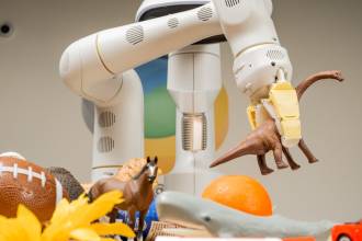 Компания Google представила новую модель искусственного интеллекта, которая позволит людям разговаривать с роботами и говорить им, что делать, превращая слова в действия.