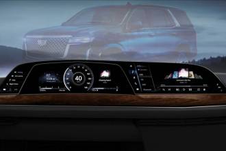 Представленная на этой неделе модель Cadillac Escalade 2021 года оснащена технологией P-OLED от компании LG. Изогнутый OLED-дисплей впервые используется при серийном производстве автомобилей.