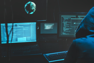 Во время «Черной пятницы», которая проводится в конце ноября, традиционно фиксируется рост активности киберпреступников. Эксперты ГК «Солар» рассказали, сколько атак было в этом году, а также какие схемы использовали злоумышленники.