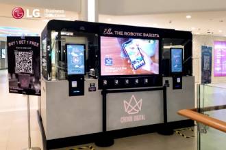 Прозрачный OLED-дисплей LG позволяет клиентам видеть, как робот Элла готовит кофе, а также демонстрирует digital signage контент.