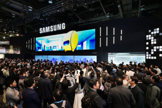 9 января компания Samsung Electronics открыла свой стенд на Consumer Electronics Show (CES) 2024, крупнейшей в мире выставке потребительской электроники и ИТ, которая проходит в Лас-Вегасе.