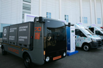 Российская компания ЭвоКарго представила высокоавтоматизированный электрический грузовик N1 полностью собственной разработки, что позволило сделать машину экономически более эффективной. В планах компании - расширение производства и помощь отечественному бизнесу в сокращении расходов на логистику.