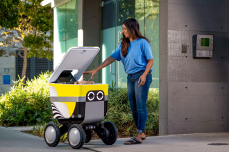 Компания Uber Technologies Inc. и стартап Serve Robotics Inc. планируют развернуть парк из 2000 роботов, которые будут доставлять покупателям заказы из кафе и ресторанов.