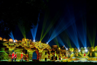 Новое захватывающее световое шоу на севере Индии в исторической крепости Джханси реализованное при помощи восьми проекторов Digital Projection TITAN Laser 33000 4K-UHD. Знакомит посетителей с историей национальной героини Индии Лакшми Бай.