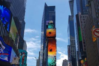 Здание One Times Square в Нью-Йорке, принадлежащее компании Jamestown, – небоскреб, по шпилю которого в Новый год торжественно спускается хрустальный шар. Это одна из самых дорогих рекламных площадок в мире. Недавно на северном фасаде здания была установлена видеостена высотой более 100 метров, состоящая из дисплеев Prismview для наружного использования, а для управления контентом здесь используется мощный мультиэкранный процессор Christie® Spyder X80.