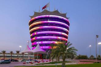 Семь изготовленных на заказ светодиодных колец с обзором на 360°, осветили башню клуба на Гран-при Gulf Air Bahrain. Они показывают содержание гонки на расстояние более 4 км.