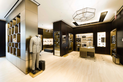 В октябре 2016 года знаменитый итальянский бренд  Brioni оборудовал примерочные магазинов Рима, Милана, Лас-Вегаса и Нью-Йорка интерактивными зеркалами Brioni Miror.