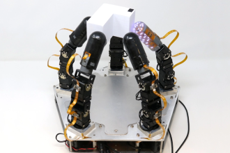 Исследователи из Колумбийского университета Columbia Engineering разработали роботизированную руку, которая сочетает в себе развитое осязание с алгоритмами моторного обучения, в результате чего эта робо-рука при манипулировании объектами не полагается на зрение.