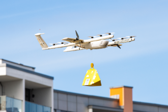 Вчера компания Wing подробно описала Wing Delivery Network - аппаратно-программную систему, предназначенную для облегчения доставки в больших объемах при помощи дронов.