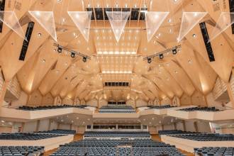 Расположенный в 180 км к северу от Хельсинки, Тампере-холл, является крупнейшим в Скандинавии концертным залом и конгресс-центром. Здесь находятся Опера и Филармонический оркестр города Тампере. Теперь он также стал местом одной из самых впечатляющих светодиодных инсталляций в мире.