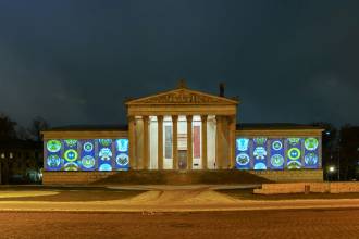 Проекторы Digital Projection серии Titan успешно продемонстрировали всю свою мощь и надёжность во время красочного мэппинг шоу в Мюнхене. Всего три устройства оживляли музейный квартал в вечернее время.
