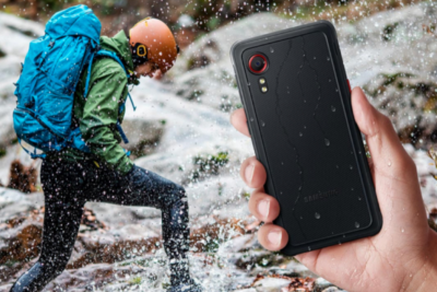 Благодаря полной защите от пыли и воды новый Galaxy XCover 5 отвечает потребностям сотрудников, работающих на заводах и в полевых условиях