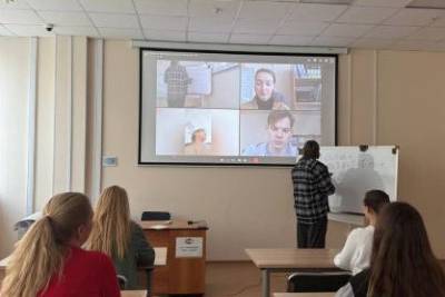 Более 240 видеоконференций в месяц и свыше 500 участников одновременно — Омский государственный университет
им. Ф. М. Достоевского создал систему дистанционного обучения на базе отечественного ПО Труконф. Проект был реализован с целью создать надёжную и гибкую среду для онлайн-обучения.