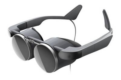 Корпорация Panasonic представила обновленную модель VR-очков сверхвысокой четкости с расширенным динамическим диапазоном (HDR) и высокопроизводительными micro-OLED-дисплеями 2,6K (2560 х 2560 пикселей на каждый глаз). Последние были специально разработаны для VR-очков и изготовлены по технологии DoC (display on chip) OLED в сотрудничестве с Kopin Corporation, ведущим производителем экранов для VR. Ожидается, что новая модель поступит в продажу уже в этом году.