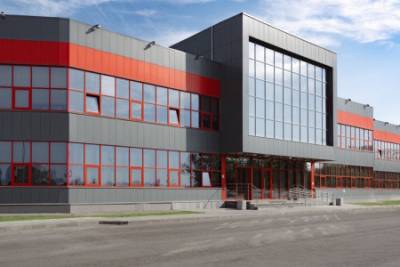 В 2023 году IEK GROUP приобрела активы французской компании Legrand, включая завод «Контактор», расположенный в Ульяновске. После сделки «Контактор» развивался как самостоятельный бренд, однако в начале этого года было принято решение о полной интеграции бывших активов Legrand в структуру российского холдинга.