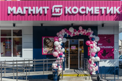 ПАО «Магнит», один из ведущих российских ритейлеров, представил новый концепт формата «Магнит Косметик», превратив пространство магазина в салон красоты и добавив цифровые решения и дополнительные сервисы. В основе обновленного дизайна лежит подход #MeTime – время для себя и наедине с собой. Для пилотного проекта Компания выбрала три магазина в Краснодарском крае, два из них уже начали работу.