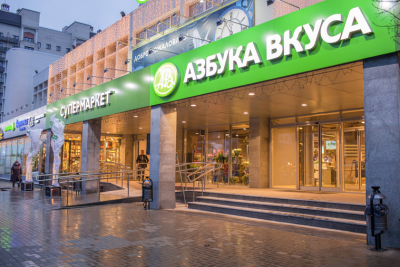 Российская частная розничная компания «Азбука вкуса» перенесет свою ИТ-инфраструктуру в Облако КРОК. Соглашение о сотрудничестве и старте работ было подписано в августе. Цифровая экосистема компании включает в себя не только внутренние сервисы для организации бизнес-процессов, управления цепочками поставок, логистикой и т.д., но и системы электронной коммерции и мобильное приложение для покупателей, на которые делает ставки «Азбука вкуса» в области развития бизнеса. И теперь за стабильность работы этих систем будет отвечать команда КРОК Облачные сервисы.