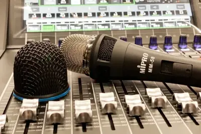 Фриланс‑звукорежиссёр из Нэшвилла Кэти Керч (FOH/MON/RF) тестирует MIPRO MM-58 в реальной концертной работе: меньше хэндлинг-шума и сценического «пролива», ровнее динамика и лучше контроль плозивов благодаря двойной ветрозащите. Есть нюансы, об этом в обзоре.