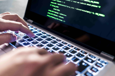 В 2023 году число российских компаний, столкнувшихся с DDoS, выросло на 40%. При этом общее количество таких атак сократилось на треть (до 306 тыс.), а их распределение между отраслями стало более равномерным. В то же время отдельные DDoS-удары 2023 года поставили новый рекорд по мощности и длительности. Очевидно, злоумышленники ищут наименее защищенные инфраструктуры, чтобы обрушить на них всю имеющуюся мощность DDoS. К таким выводам пришли эксперты ГК «Солар» на основании анализа атак, отраженных сервисом Anti-DDoS. В выборку попало 700 организаций из различных отраслей.