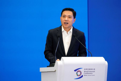 Генеральный директор китайского поискового гиганта Baidu Робин Ли заявил в пятницу, что компания «очень скоро» официально запустит Ernie 3.5 - генеративную большую языковую модель искусственного интеллекта (ИИ). Она будет использоваться в приложении Ernie Bot, (аналог ChatGPT) и модернизирует поисковую систему Baidu.