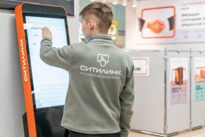 Терминал самообслуживания Q-10 — самая тонкая и изящная модель терминала в выпускаемой нами линейке оборудования для ритейла и фаст-фуда (QSR).
