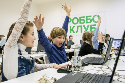 За прошедший год производитель робототехнических конструкторов из Петербурга «РОББО» поставил свыше 170 Инженерных классов в школы России и зарубежья. Это почти в три раза больше, чем годом ранее. Всего с использованием оборудования и по образовательным материалам «РОББО» теперь смогут обучаться школьники более 470 муниципальных и частных школ.
