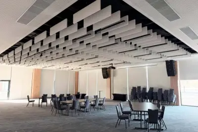 Конференц-холл, занимающий площадь 650 м², — одно из центральных помещений отеля, в котором заказчик проводит значимые деловые и праздничные B2B и B2C- мероприятия: от бизнес-завтраков, конференций и корпоративов крупных компаний до юбилеев постояльцев и свадебных торжеств.