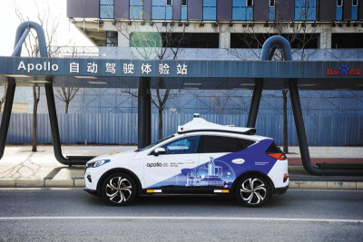 После успешных пробных периодов Baidu и Pony.AI стали первыми компаниями, получившими от властей материкового Китая лицензии на коммерческий запуск своих услуг беспилотного такси.