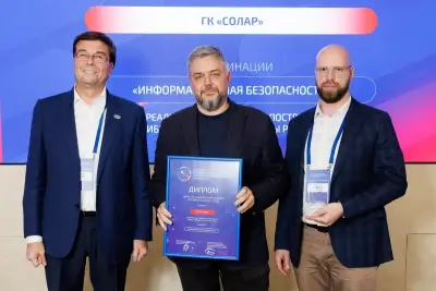 ГК «Солар» стала лауреатом национальной премии в области информационных технологий и искусственного интеллекта «Приоритет: Цифра-2026» в номинации «Информационная безопасность». Компания получила награду за реализацию масштабного 3-летнего проекта по построению киберустойчивости ключевой государственной структуры — Почты России. В проекте, который объединил около 20 ИБ-игроков, включая Лабораторию Касперского и Positive Technologies, «Солар» выступает генеральным архитектором.