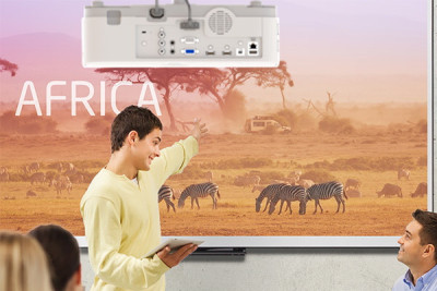 Компания Sharp NEC Display Solutions Europe представила новейшие модели коммерческих проекторов для бизнеса NEC ME. Данная серия предназначена для небольших конференц-залов и учебных классов и выделяется отличными графическими характеристиками, а также высокой производительностью и надежностью. Новые проекторы — это компактные и в то же время мощные устройства со встроенными динамиками мощностью 16 Вт, интерфейсом HDMI и поддержкой перспективной технологии обработки сигнала 4K при 30 Гц. В проекторах используются очень долговечные лампы с ресурсом до 20 000 часов непрерывной работы. Это избавит пользователей от любых забот, связанных с заменой лампы.