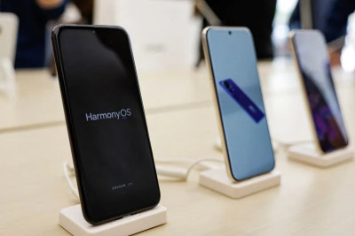 Китайский технологический гигант Huawei в четверг начал продавать две модели своей долгожданной высококлассной серии смартфонов Pura 70, которые, как ожидают многие аналитики, будут содержать передовой чип китайского производства.