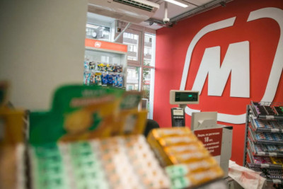 Компания запустила пилотный проект в 20 магазинах у дома. Система на основе нейросетей контролирует соответствие выкладки продукции на стеллажах заявленному плану-схеме (планограмме). Точность проверки доходит до 98%.
