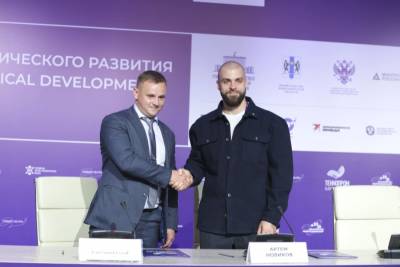 СКБ Контур и СДЭК заключили стратегическое партнерство для разработки и внедрения отечественных цифровых решений в логистике и e-commerce. Компании сфокусируются на проектах, которые ускоряют импортозамещение и повышают цифровую независимость: модернизация ИТ-инфраструктуры СДЭК на базе российских стеков, автоматизация операционных процессов, применение аналитики и искусственного интеллекта, а также проекты по роботизации сортировочных узлов и складской логистики.