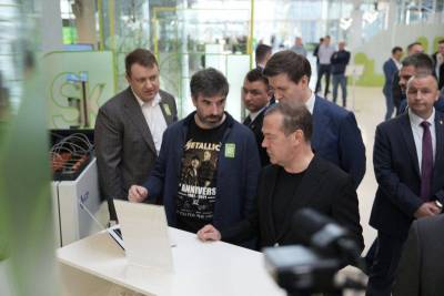 В инновационном центре «Сколково» прошел День искусственного интеллекта, где компания «Инжиниринг+» продемонстрировала передовой программно-аппаратный комплекс иммерсионного охлаждения ICE+, интегрированный с отечественными аппаратными ИИ-ускорителями LinQ.