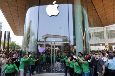 Американский технологический гигант Apple может удвоить или утроить инвестиции в Индию наряду с экспортом в ближайшие несколько лет. Компания открыла второй магазин на большом рынке мобильных телефонов.