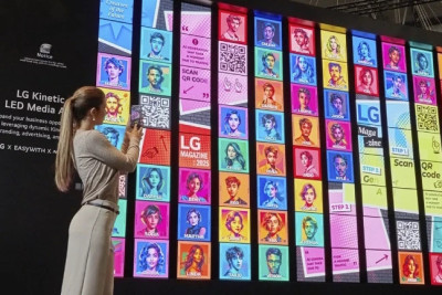 На стенде представили обновленные microLED-дисплеи LG MAGNIT, вывески высокой яркости, защищенные от пожелтения, модульные киоски LG второго поколения, цифровых вывески с внешними корпусами, сертифицированными на соответствие строгим международным стандартам пожарной безопасности и широкий спектр решений с партнерами.