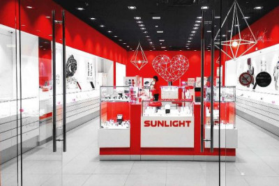 SUNLIGHT, один из крупнейших ювелирных ритейлеров России, внедрил платформу корпоративного обучения iSpring Learn, чтобы усилить адаптацию и развитие сотрудников в розничной сети. Новый подход позволил создать централизованную систему дистанционного обучения для 5000 сотрудников более чем в 950 магазинах по всей стране. В компании появился единый цифровой контур обучения с подробной аналитикой, KPI-отчетностью и геймификацией. Это помогло сократить сроки адаптации, повысить вовлеченность и внедрить единые стандарты сервиса.