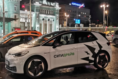 Каршеринг Ситидрайв использует аналитическое хранилище данных на базе СУБД Arenadata DB (ADB), полностью заменив зарубежное решение от Exasol. Реализованный проект позволил успешно перейти на российское ПО и обеспечить ежечасное обновление данных для бизнес-анализа и операционной отчётности. Текущий объём хранилища — около семи терабайт, данные из него ежедневно используют более 200 бизнес-пользователей и аналитиков.