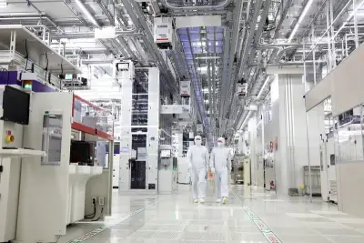 Правительство Южной Кореи объявило об инициативе стоимостью 900 триллионов вон, или 584 миллиарда долларов, направленной на наращивание мощностей страны по производству микросхем.