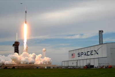 Американский миллиардер и предприниматель Илон Маск подтвердил, что SpaceX планирует запустить около пяти беспилотных космических кораблей на Марс в течение двух лет.