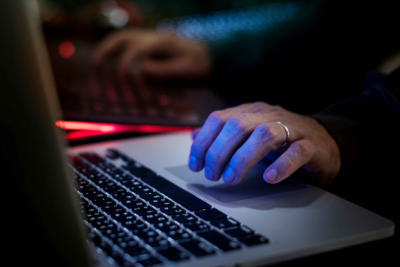 Эксперты «Солара» с середины мая 2024 года фиксируют рост DDoS-атак на ресурсы федеральных высших учебных заведений. Так, количество атак в сравнении с маем 2023 года выросло в 2,5 раза, а в сравнении с концом апреля текущего года – в 4 раза. Таким образом злоумышленники пытаются помешать выпускникам школ выбрать вуз для последующего поступления.