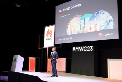 В рамках Всемирного конгресса мобильных технологий 2023 года (MWC 2023) успешно проводится форум финансовой индустрии под названием «Ускорение изменений, совместное формирование более умных зеленых финансов». Финансовые клиенты и партнеры со всего мира собрались для обсуждения ускорения внедрения технологий и улучшения производительности инновационными способами.