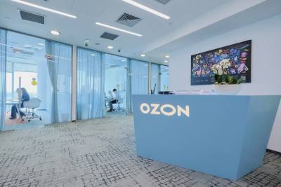 ВКС-решение позволяет команде Ozon управлять коммуникациями, присоединяться к встречам, делиться в реальном времени контентом с коллегами и управлять функциями конференции.