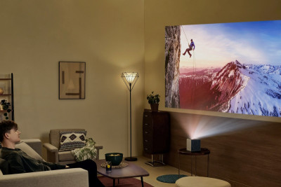 Ультракороткофокусный проектор LG обеспечивает качество изображения 4K, поддержку Dolby Atmos и встроенную ОС webOS в элегантном портативном корпусе.