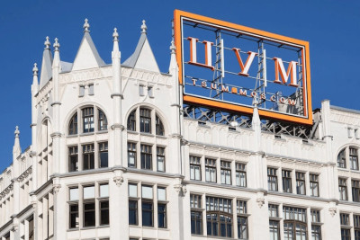 Крупнейший department store в Европе ЦУМ перешел на Naumen KMS для управления знаниями в клиентском сервисе. В результате увеличилась средняя скорость обработки обращений в нескольких каналах и ускорилась адаптация новых сотрудников контакт-центра и смежных подразделений. На работу с новой базой знаний уже перешли более 400 сотрудников, общее число пользователей составит 1500 человек.