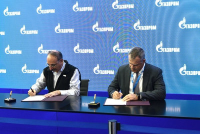 На Петербургском международном газовом форуме 2021 Gazprom EP International и фирма "1С" заключили соглашение о стратегическом сотрудничестве в сфере информационных технологий. Свои подписи на документе поставили Управляющий директор Gazprom EP International  Сергей Туманов и директор фирмы "1С" Борис Нуралиев.